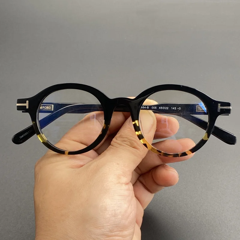 Le cadre de lunettes optiques